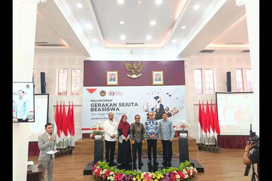 On stage at the Gerakan Sejuta Beasiswa scholarship event