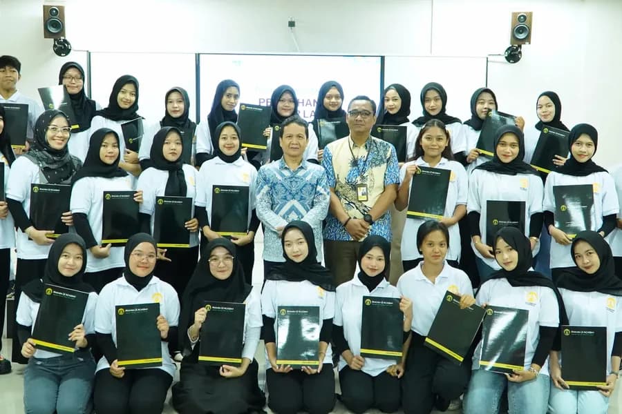 A Makara UI Academy cohort receiving their training certificates